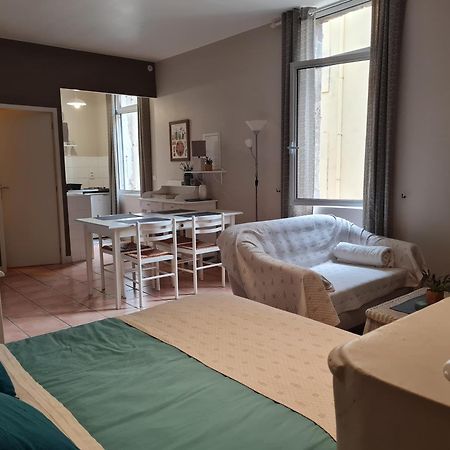 LE PRIEURE - STUDIOS jusqu'à 4 personnes Villeneuve-les-Beziers Exterior foto