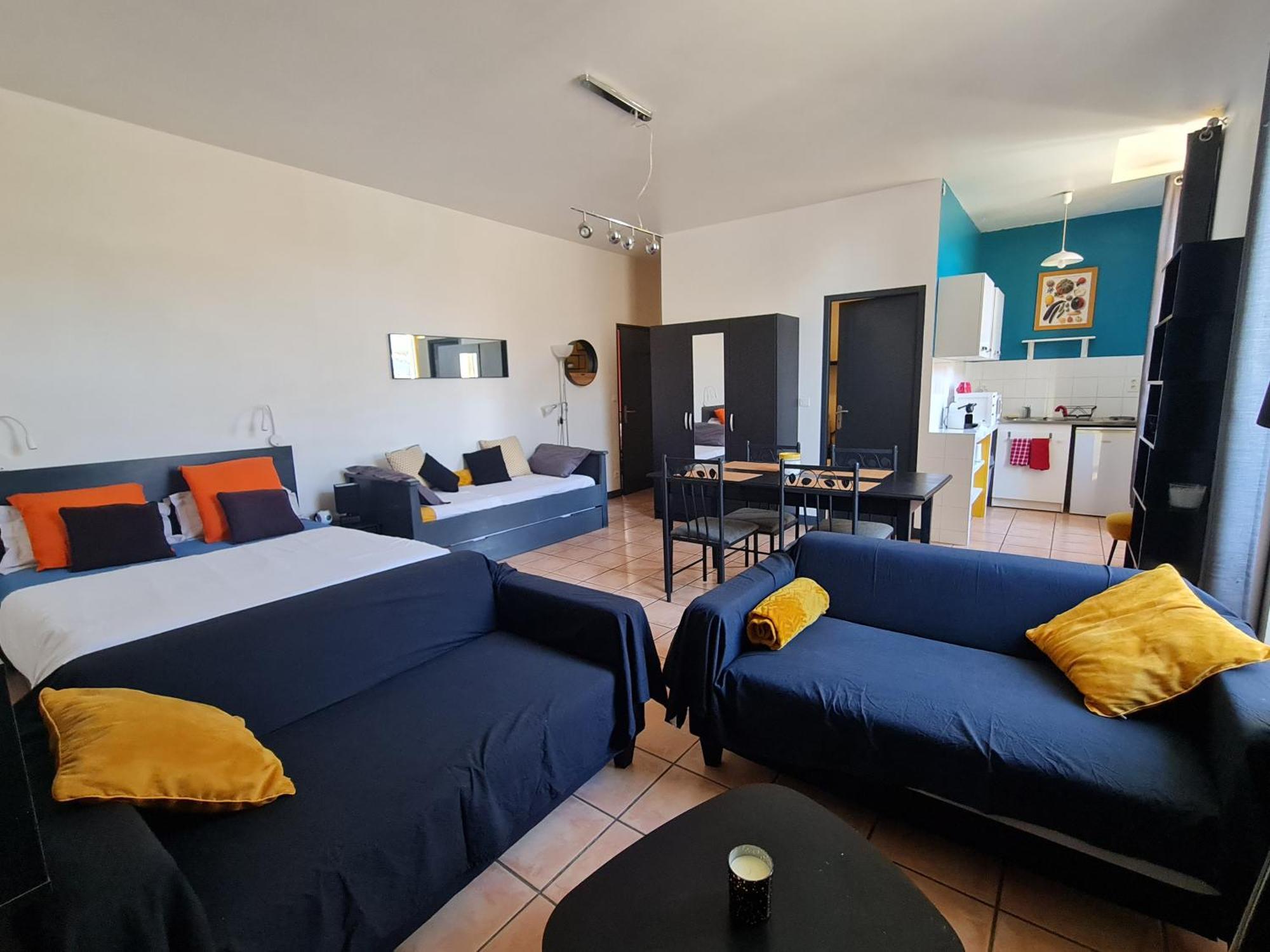 LE PRIEURE - STUDIOS jusqu'à 4 personnes Villeneuve-les-Beziers Exterior foto